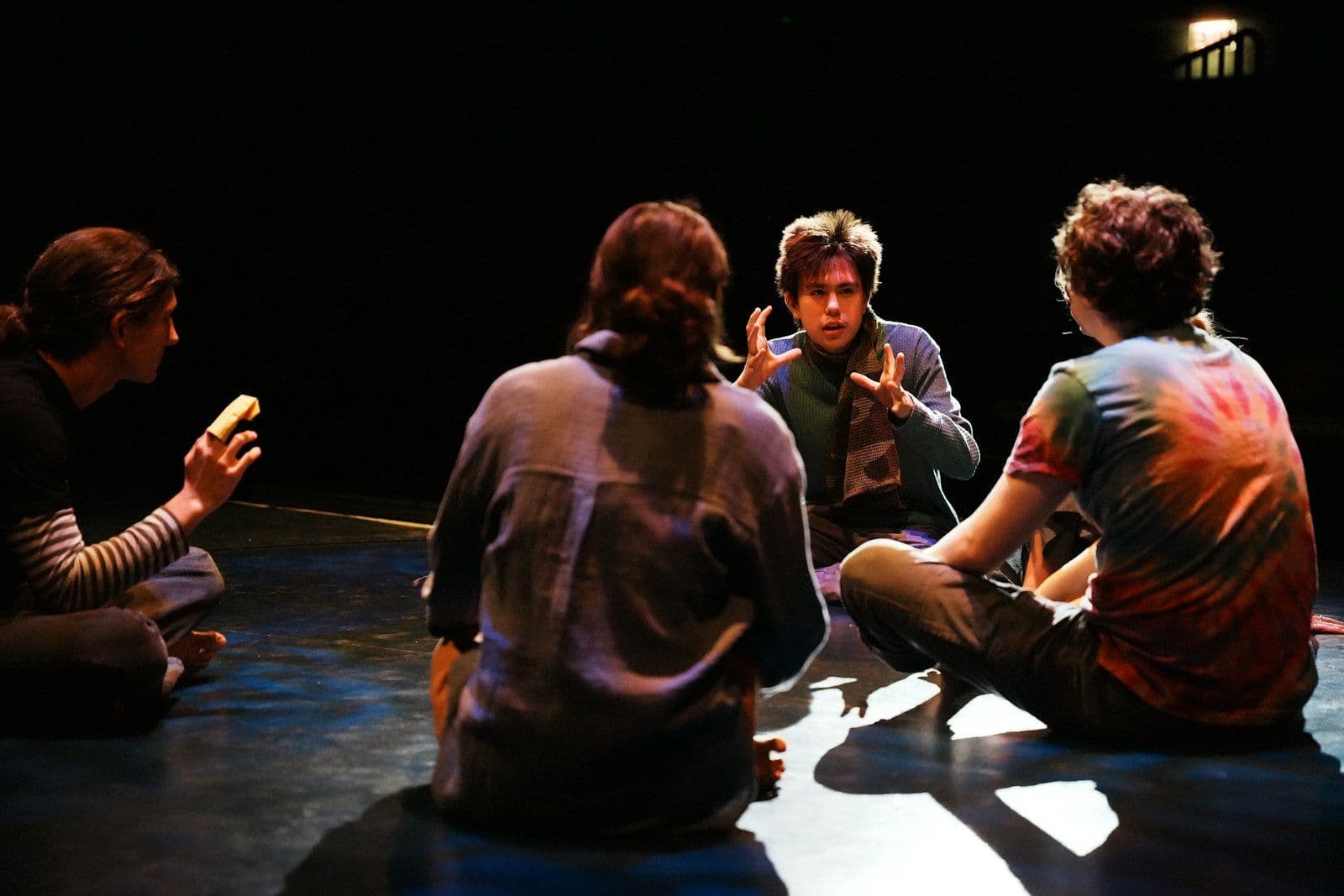 Cours de théâtre en cercle sur scène (photo provisoire, Howard Wang / Unsplash)