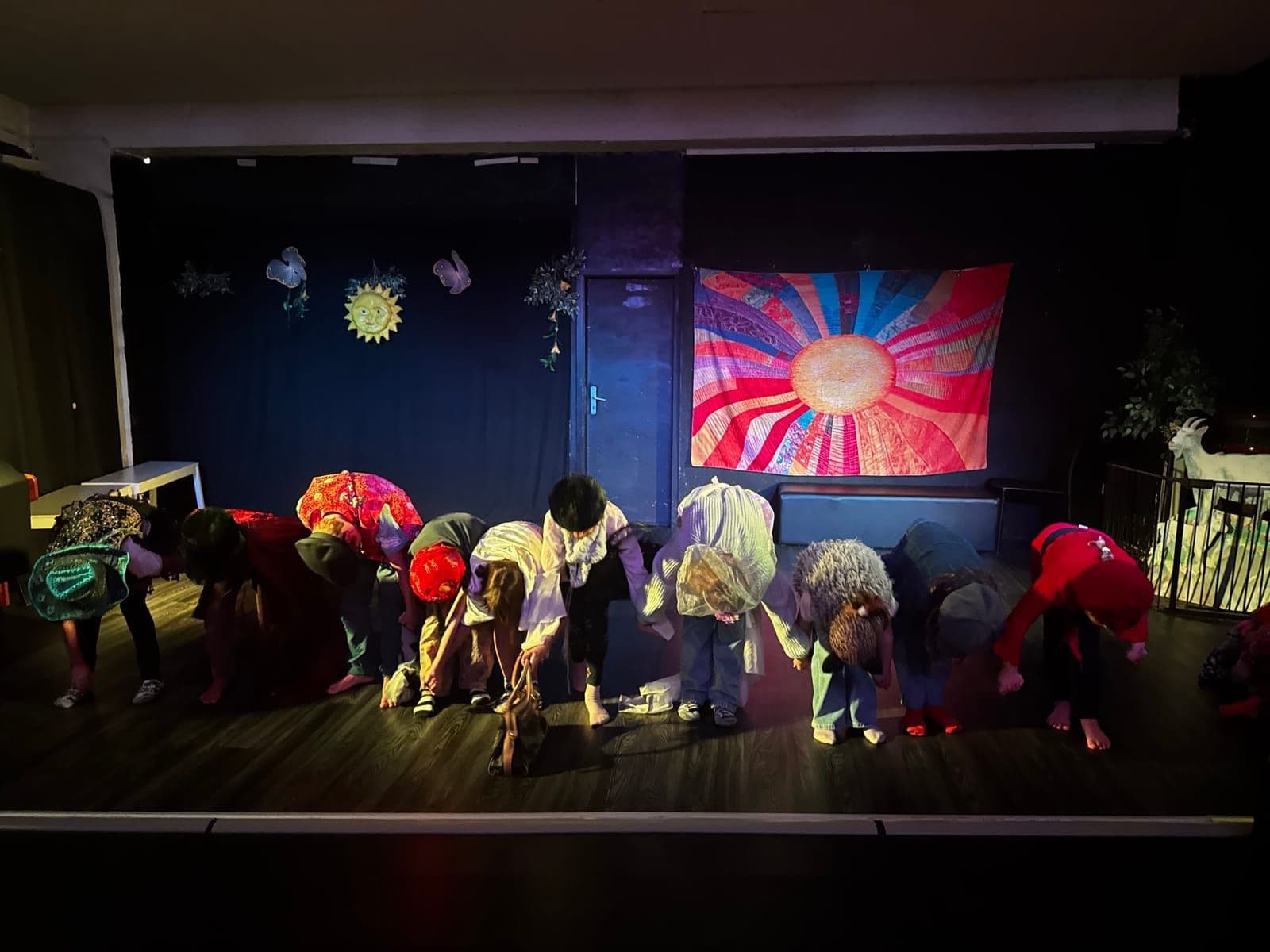 Élèves de l'école de théâtre Openacte saluant le public à la fin d'un spectacle